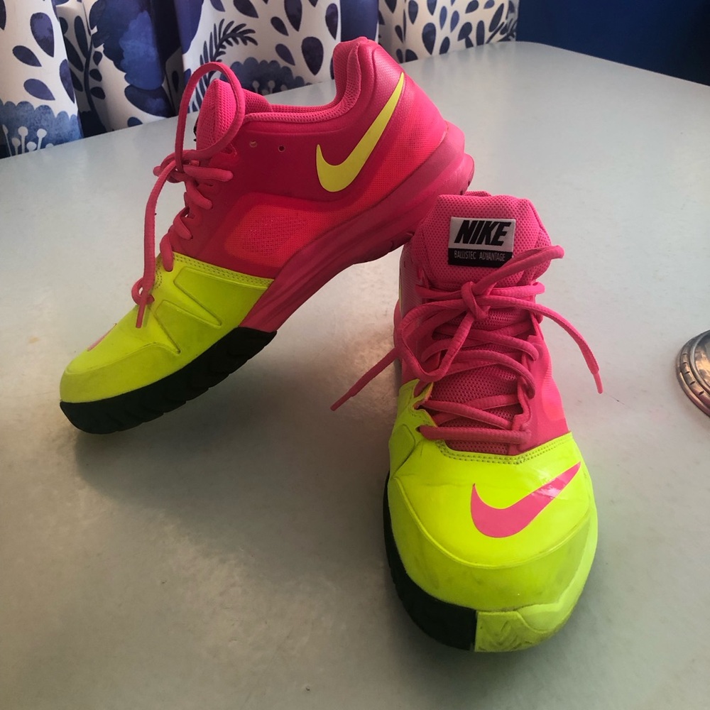 9.5 Nike women tennis shoes